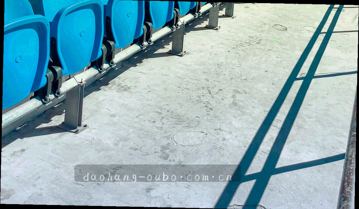 左右并排的两套界面抽象示意，左侧冷色表示旧版布局，右侧暖色表示当前布局